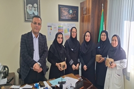 اهدای هدایا ازطرف تیم مدیریت اجرایی بیمارستان به برندگان مسابقه قرآنی